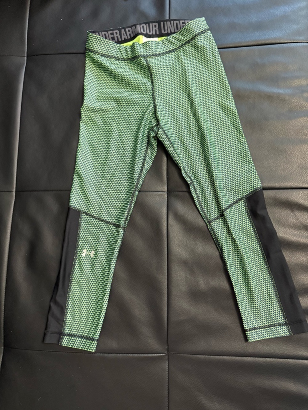 Under Armour Women’s Green Patterned Capri Leggings Size Small EUC